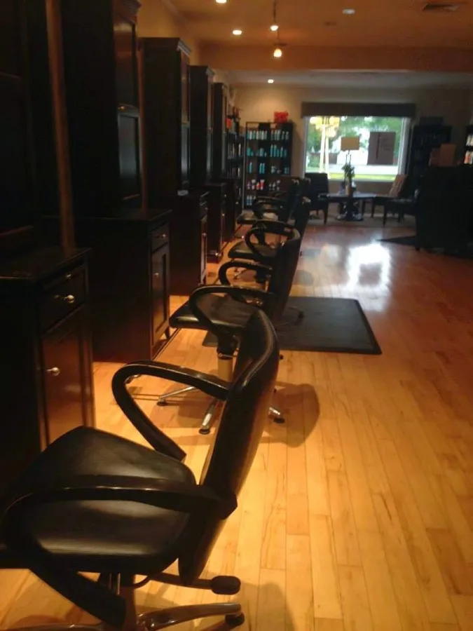 Row of styling stations at Salon Tres Chic